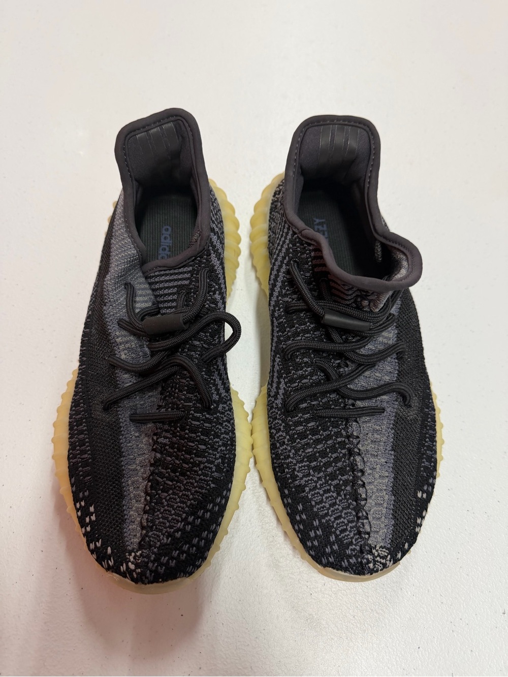 adidas Yeezy Boost 350 V2
Carbon size 6.5
B45